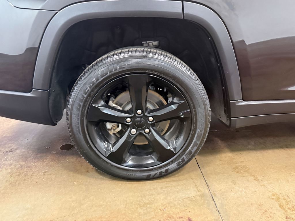 Used 2023 Jeep Grand Cherokee L Laredo AWD/4WD image 90