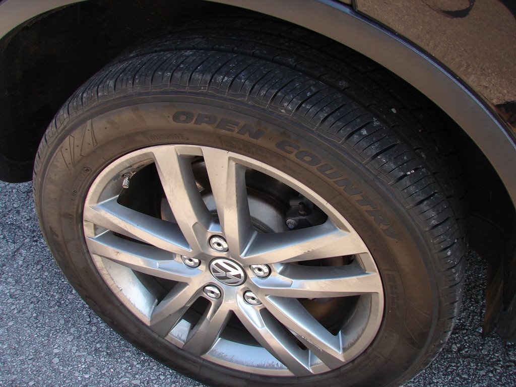 Used 2016 Volkswagen Touareg Lux image 3