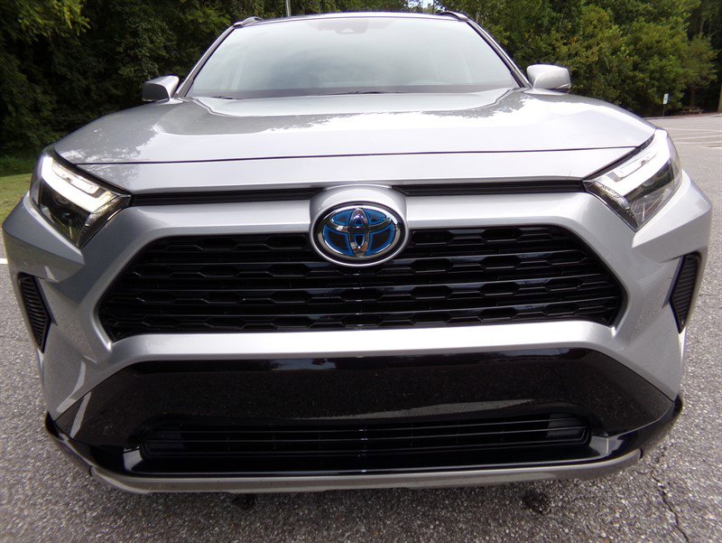 Used 2022 Toyota RAV4 SE image 2