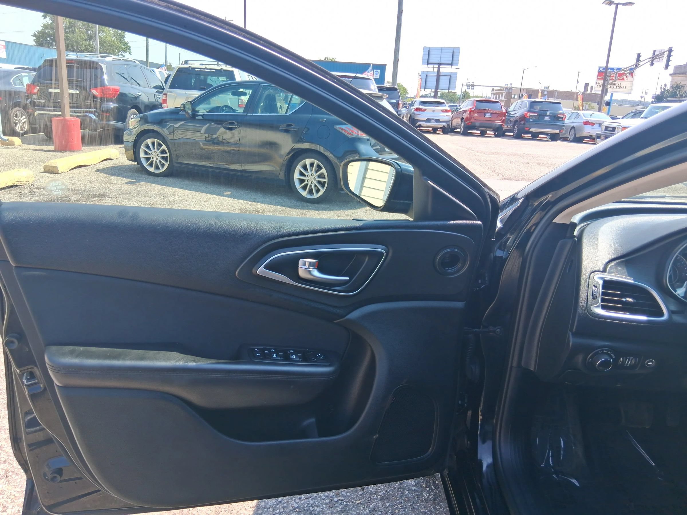 Used 2015 Chrysler 200 Limited FWD image 9