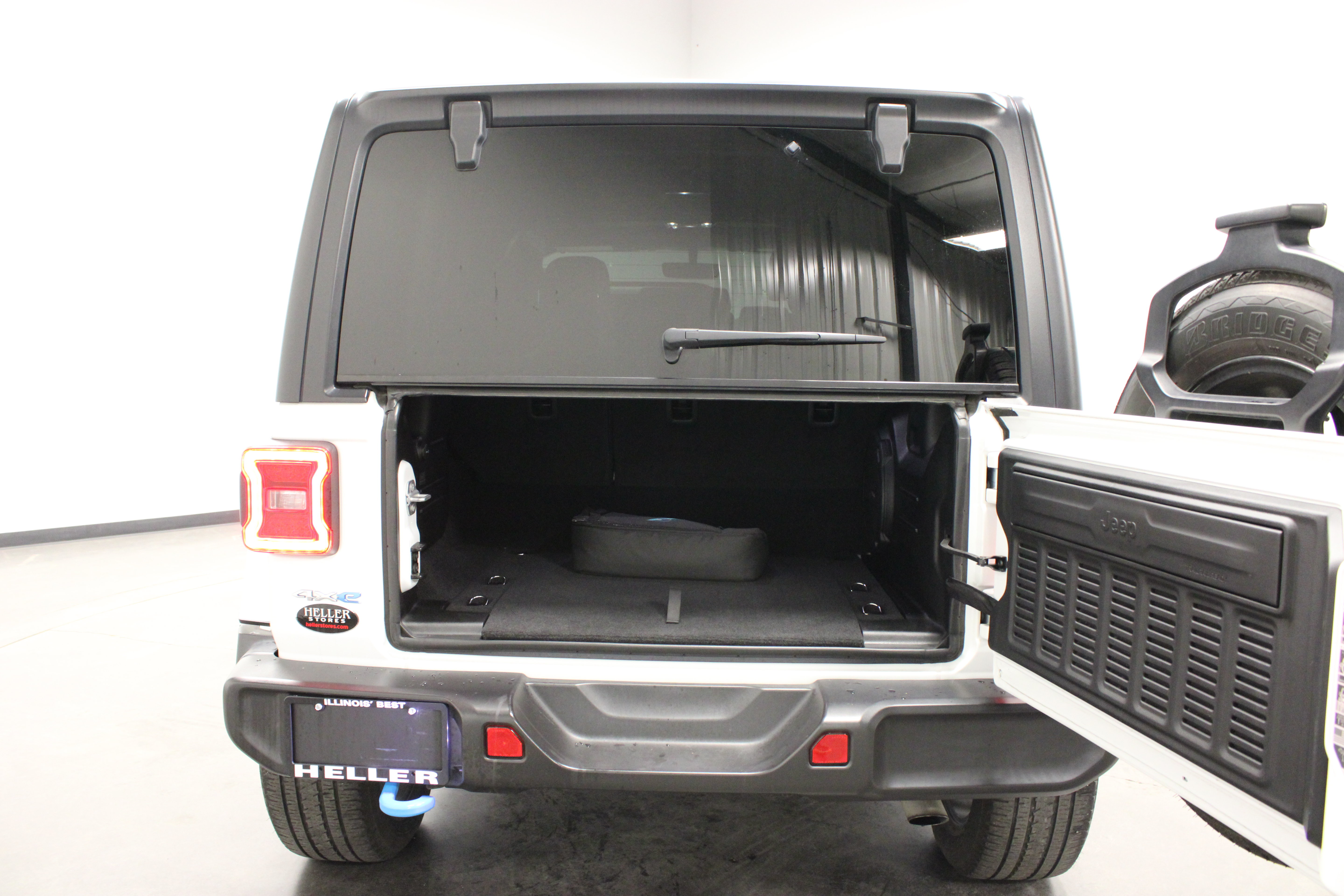 Used 2023 Jeep Wrangler Unlimited Sahara w/ Cold Weather Group AWD/4WD image 13
