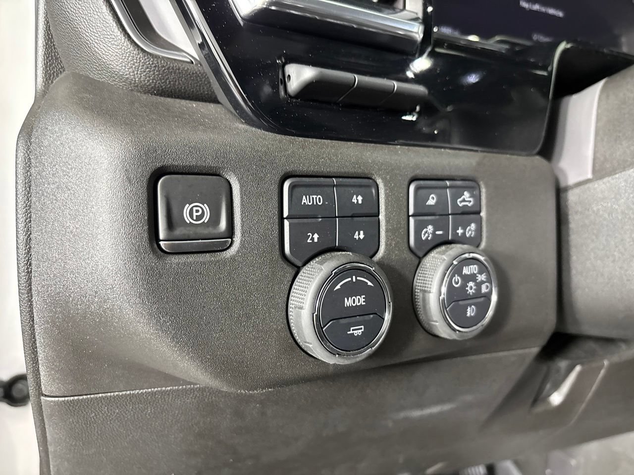 Used 2025 Chevrolet Silverado 3500 High Country w/ Technology Package AWD/4WD image 9
