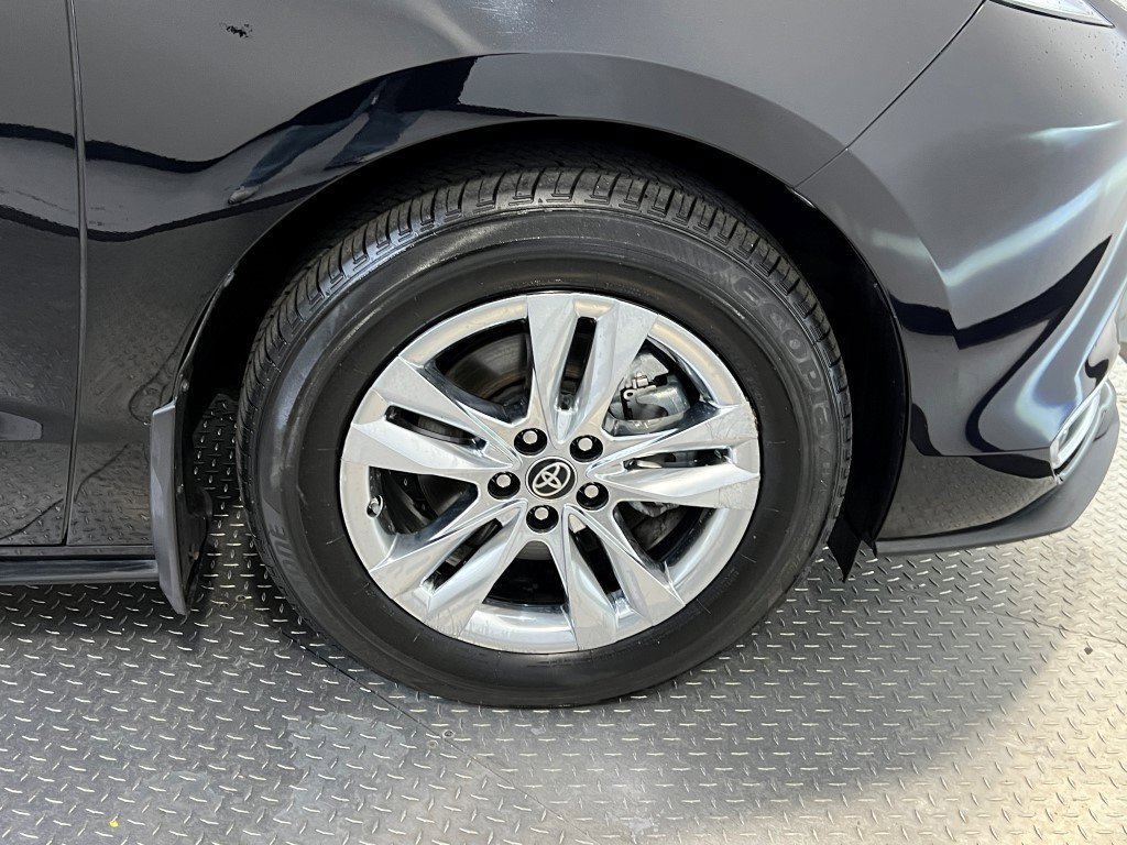 Used 2023 Toyota Sienna Limited image 15