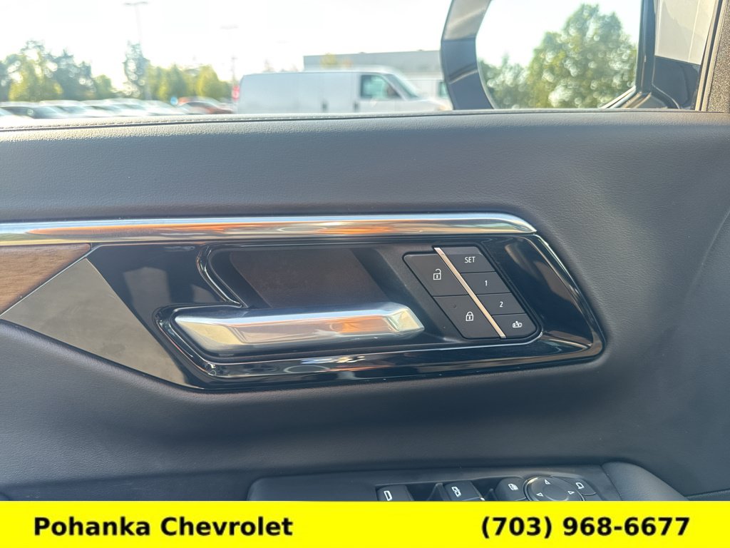 Used 2025 Chevrolet Suburban High Country AWD/4WD image 25