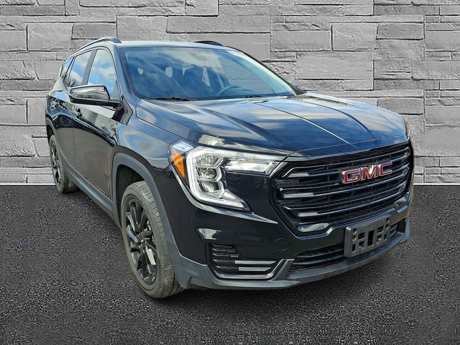 Used 2023 GMC Terrain SLE w/ Driver Convenience Package AWD/4WD image 2