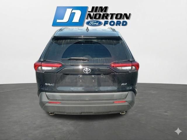 Used 2019 Toyota RAV4 XLE Premium FWD image 8