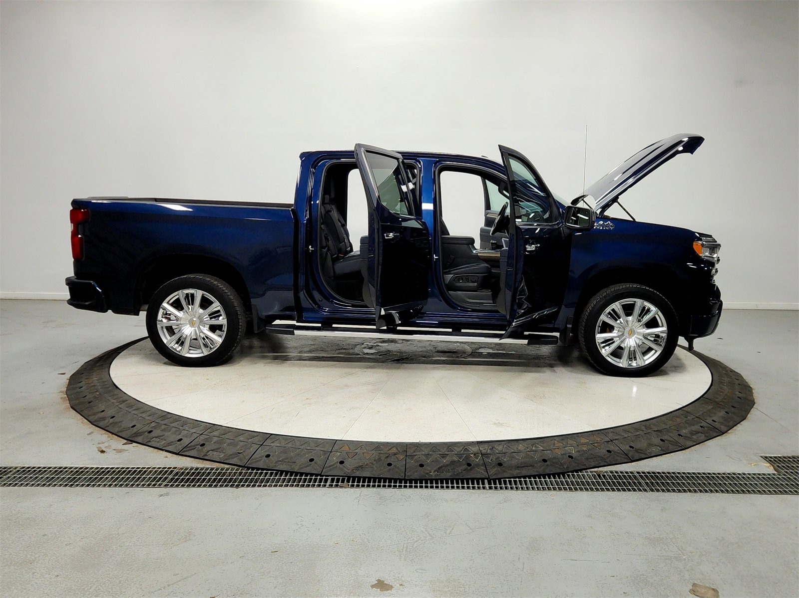 Used 2023 Chevrolet Silverado 1500 High Country w/ Technology Package image 16