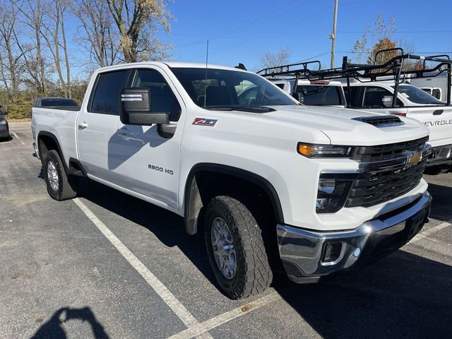 Used 2024 Chevrolet Silverado 2500 LT image 2