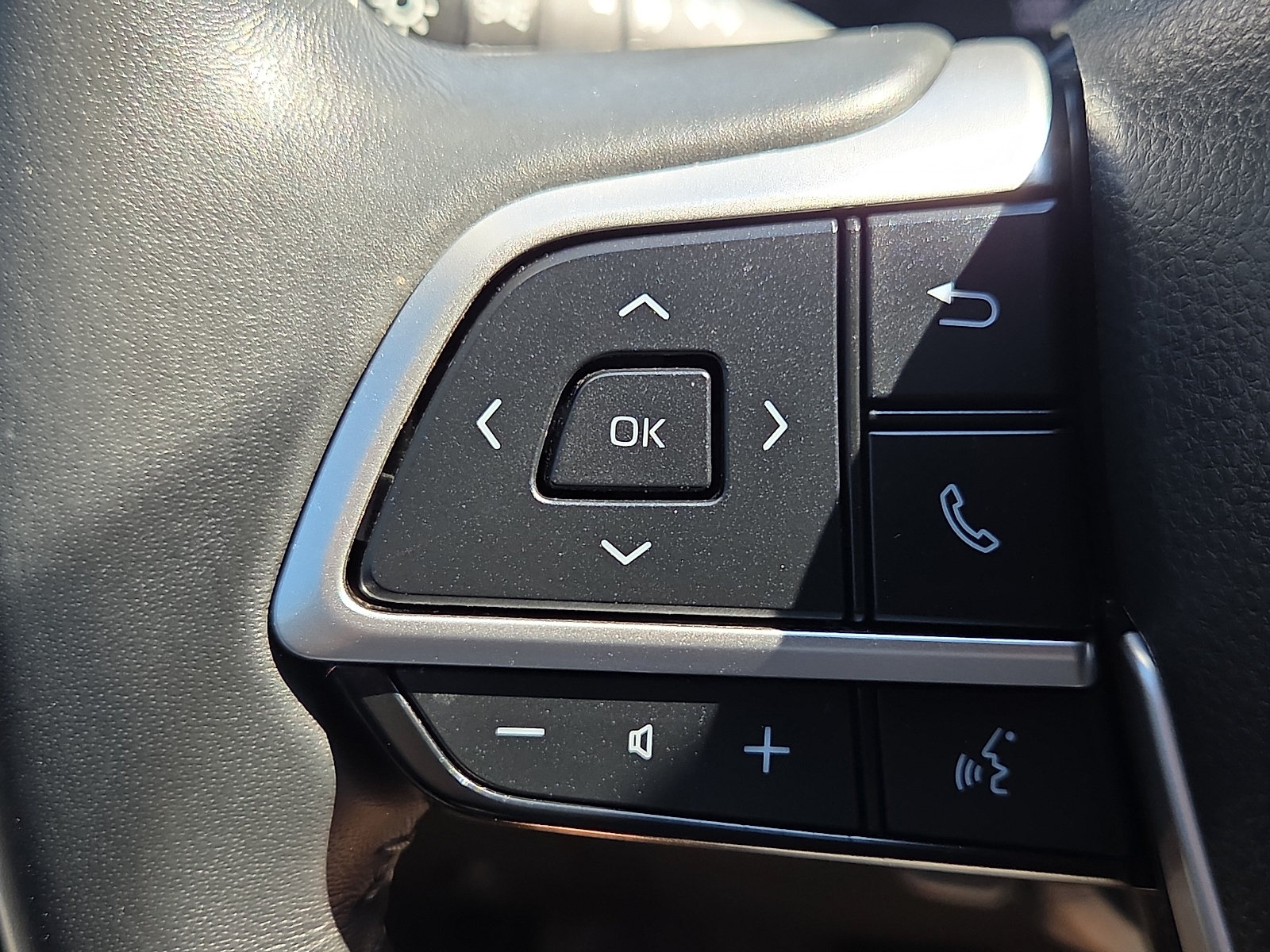 Used 2024 Toyota Highlander XLE AWD/4WD image 22