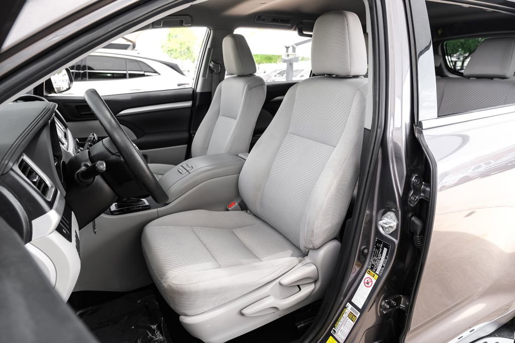 Used 2019 Toyota Highlander LE FWD image 33