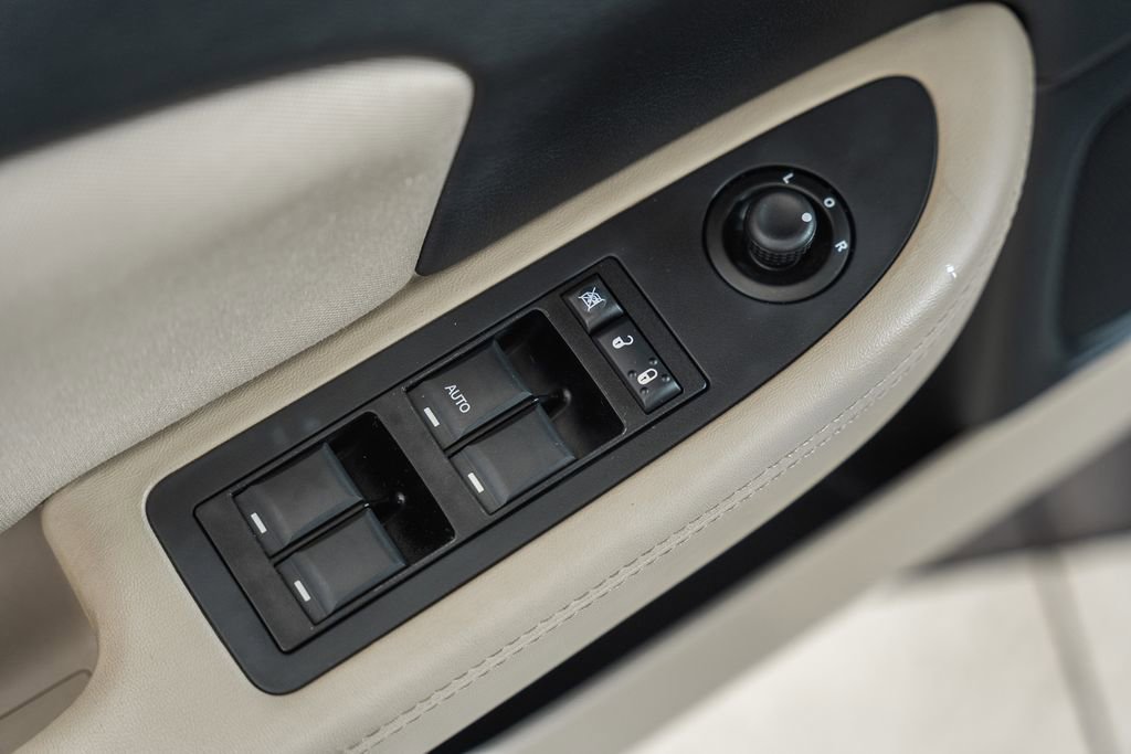 Used 2014 Chrysler 200 LX image 31