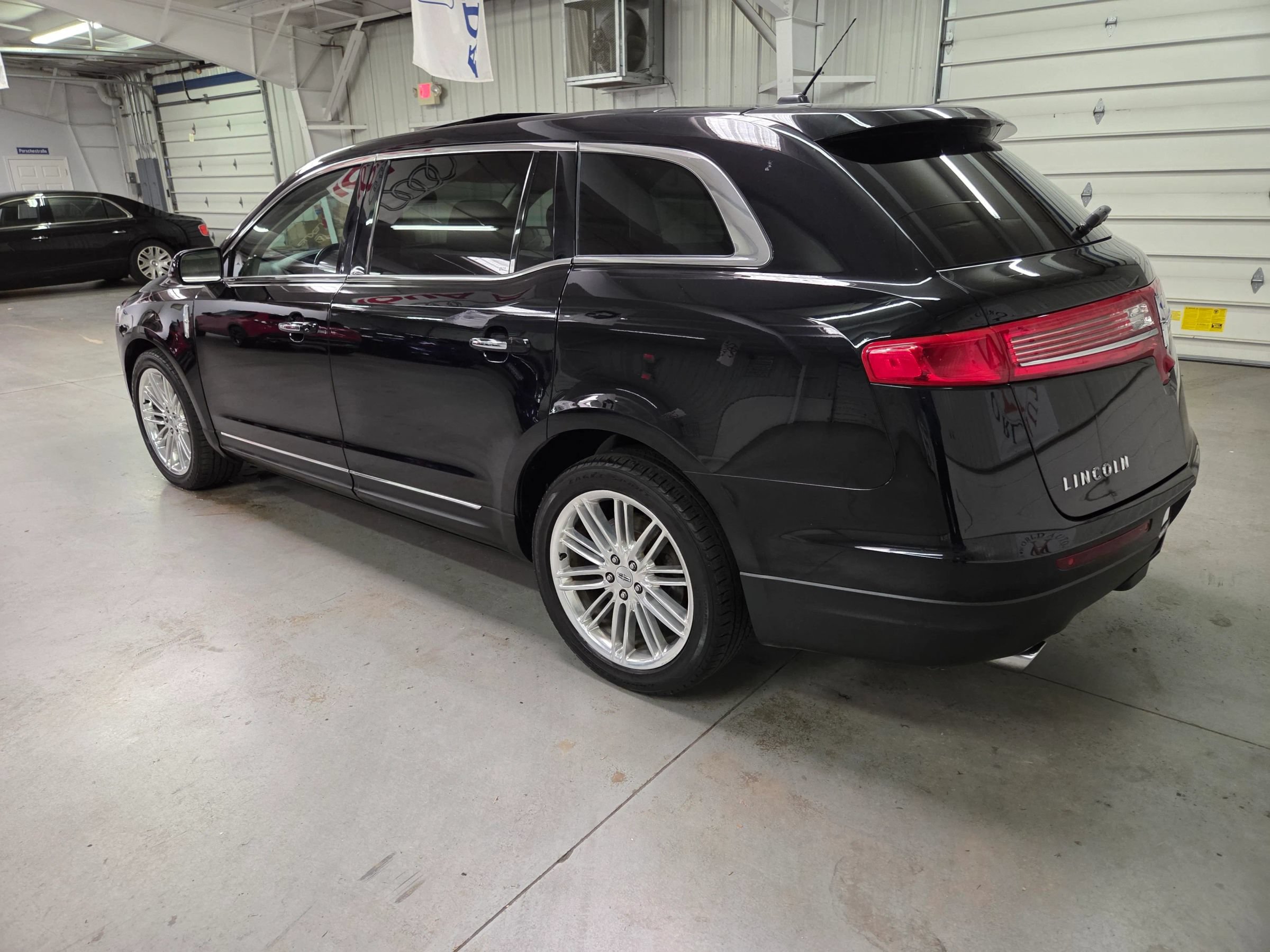 Used 2019 Lincoln MKT AWD image 4