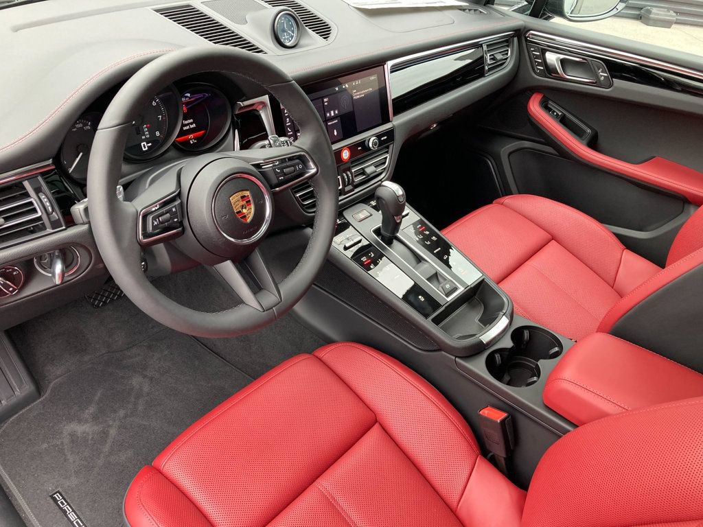 Used 2025 Porsche Macan AWD/4WD image 4