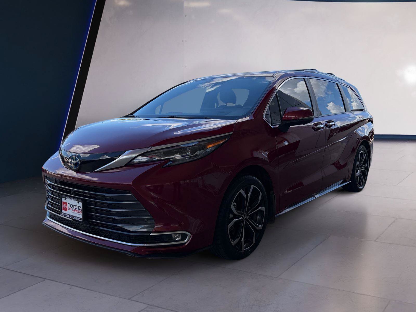 Used 2025 Toyota Sienna Platinum FWD image 1