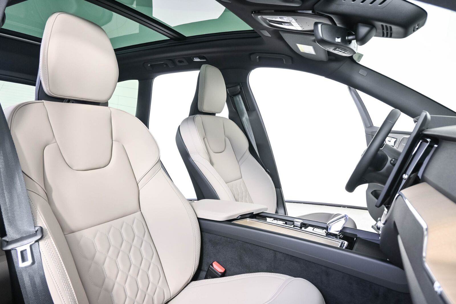 New 2026 Volvo XC60 T8 Plus w/ Protection Package Premier AWD/4WD image 23