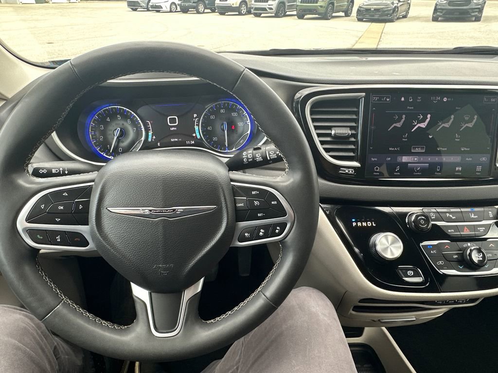 Used 2024 Chrysler Pacifica Touring-L image 25