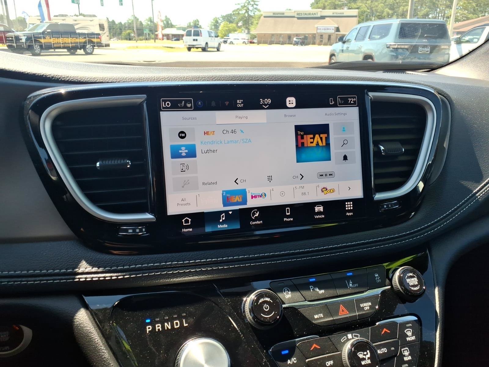 New 2027 Chrysler Pacifica Select FWD image 17