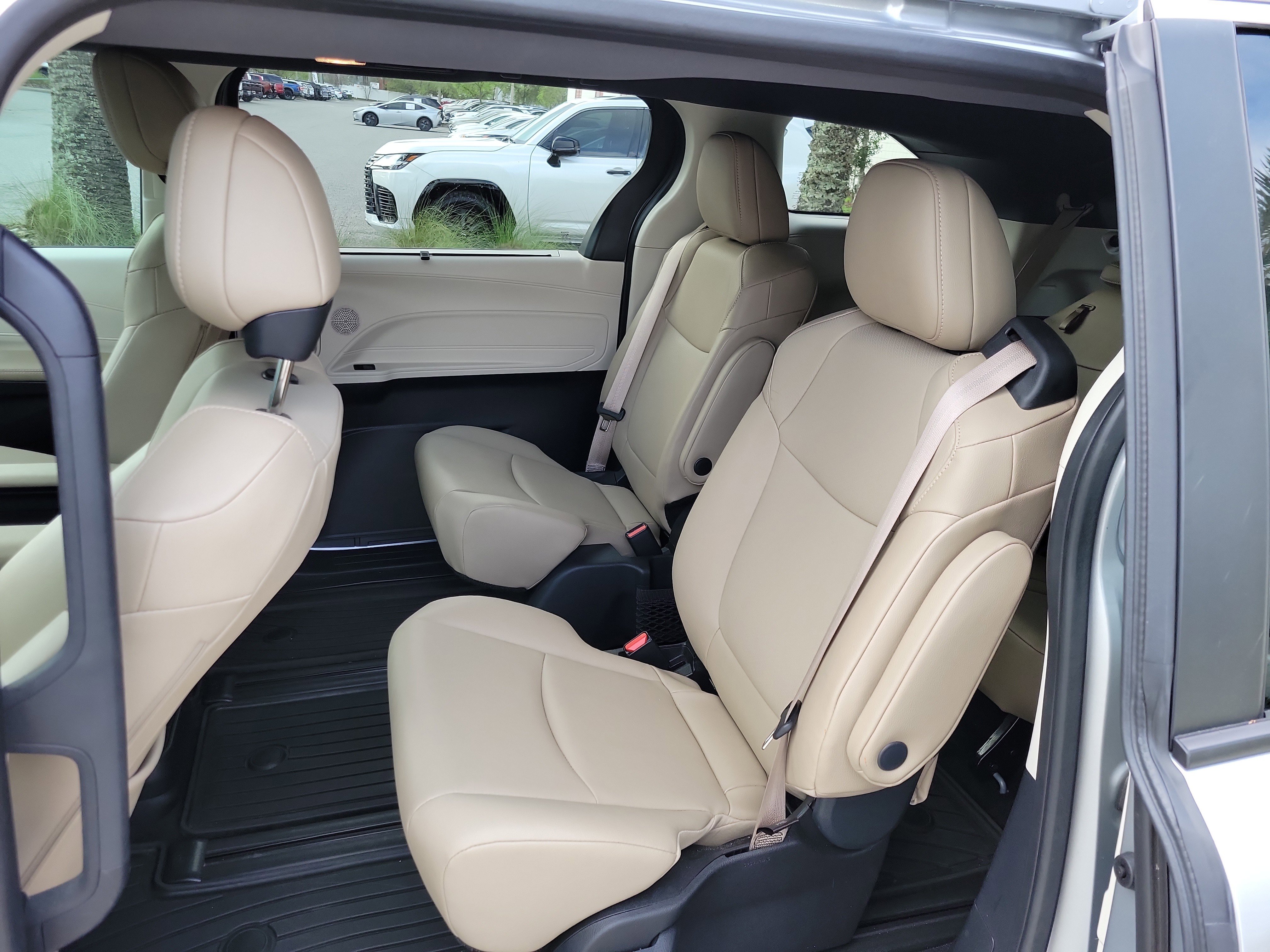 Certified 2024 Toyota Sienna XLE image 28