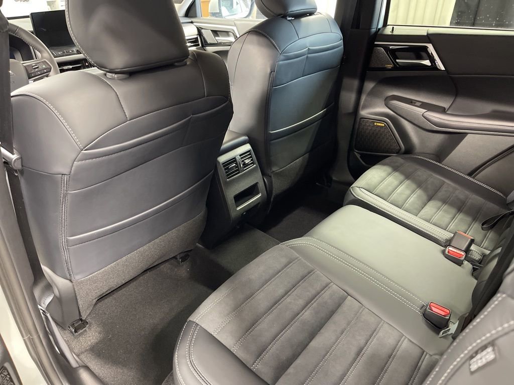 New 2025 Mitsubishi Outlander SE image 24