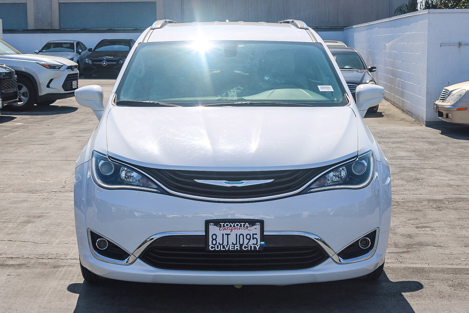 Used 2018 Chrysler Pacifica Touring-L image 2