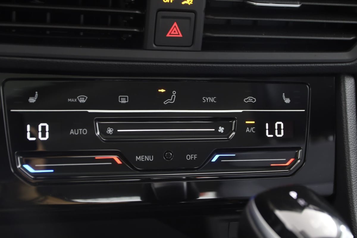 Used 2025 Volkswagen Jetta SE w/ Sunroof Package FWD image 30