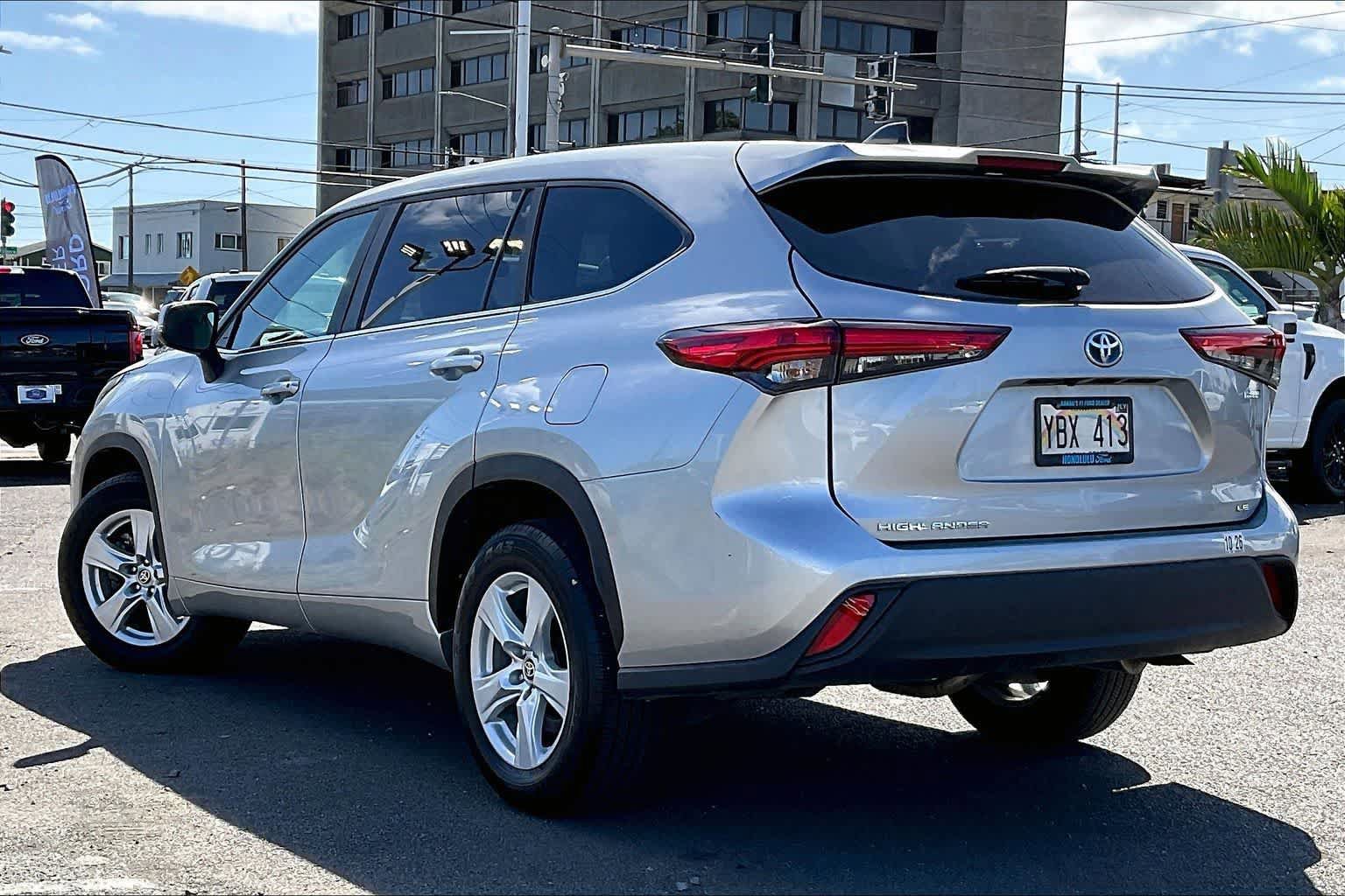 Used 2023 Toyota Highlander LE FWD image 4