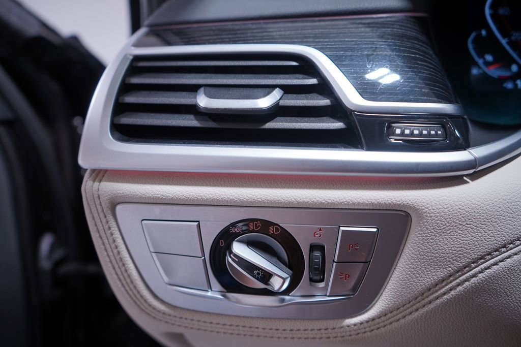 Used 2022 BMW 740i image 19
