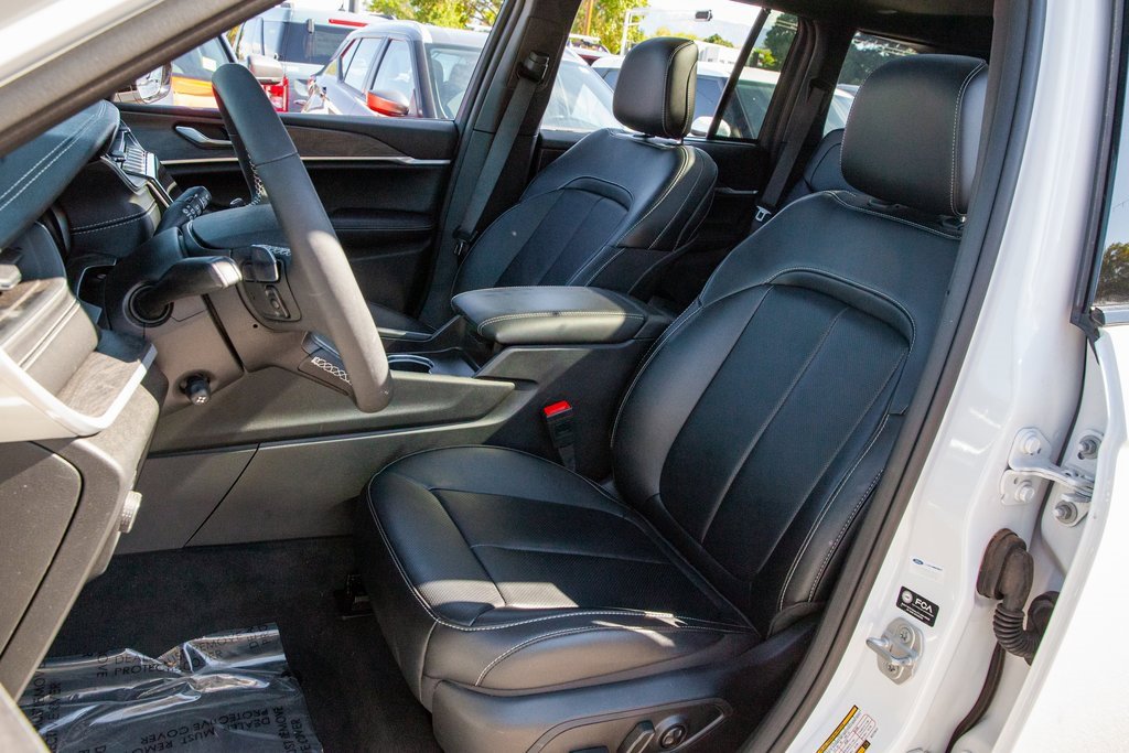Used 2025 Jeep Grand Cherokee Limited w/ Luxury Tech Group II image 13