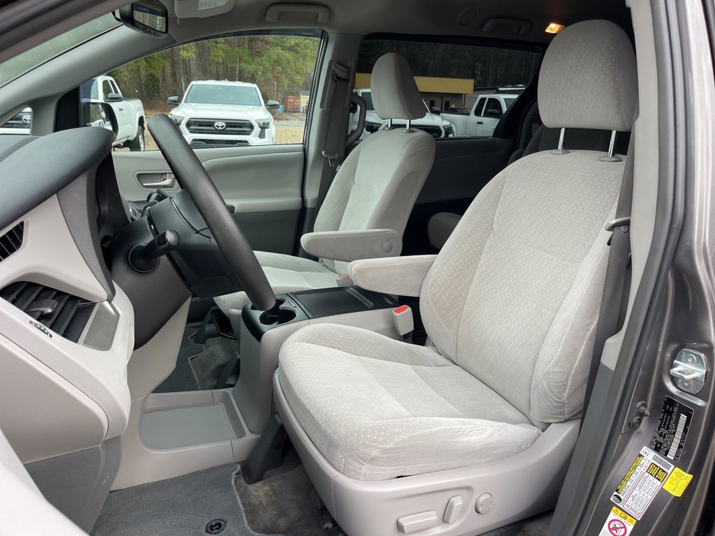 Used 2018 Toyota Sienna LE image 22