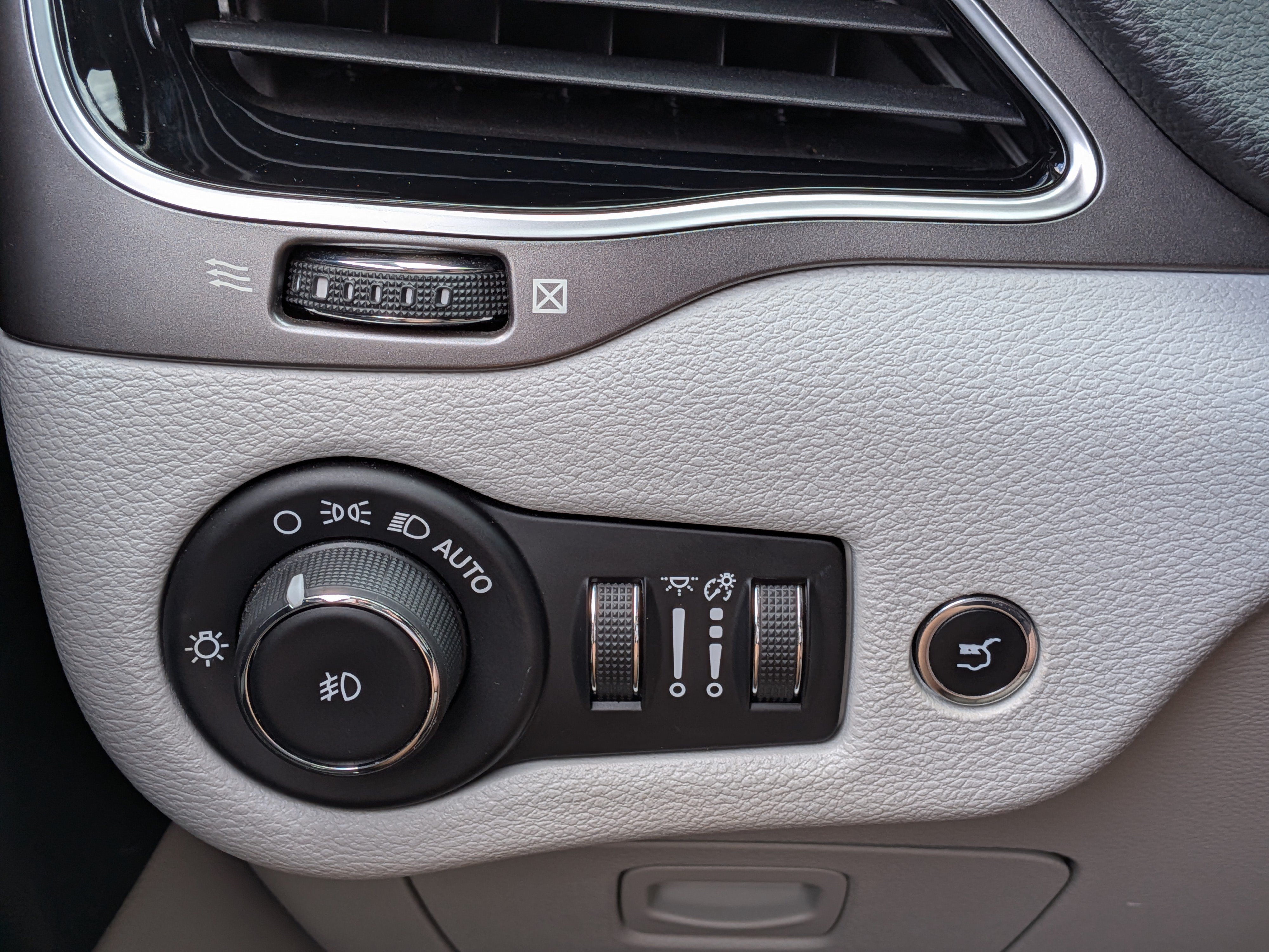 Used 2019 Jeep Cherokee Limited FWD image 24