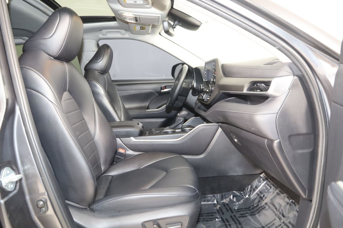 Used 2022 Toyota Highlander XLE FWD image 12