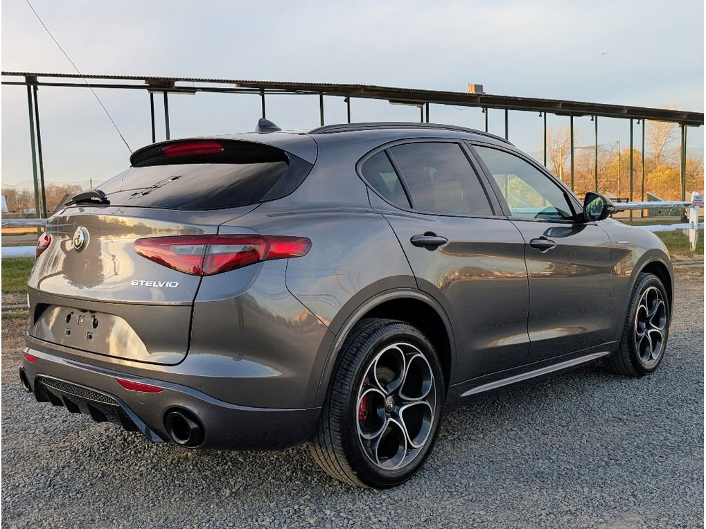 Used 2022 Alfa Romeo Stelvio Veloce image 7