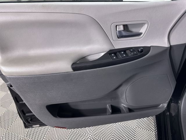 Used 2020 Toyota Sienna LE image 21