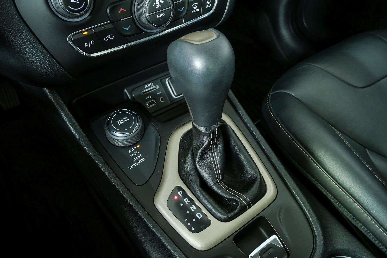 Used 2016 Jeep Cherokee Limited AWD/4WD image 16