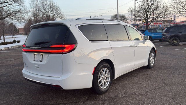 Used 2021 Chrysler Pacifica Touring-L image 3
