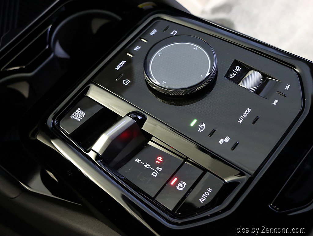 Used 2026 BMW 530i xDrive w/ M Sport Package image 25