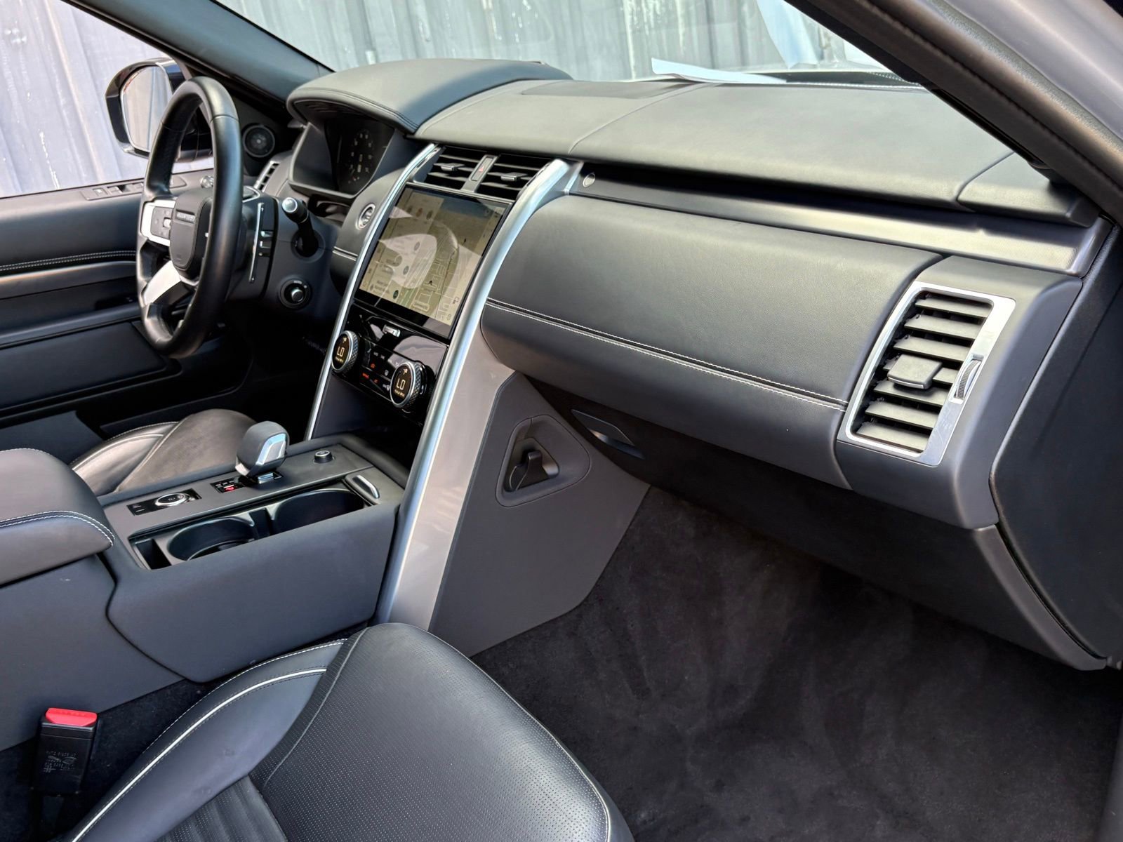 Used 2024 Land Rover Discovery Metropolitan Edition image 45