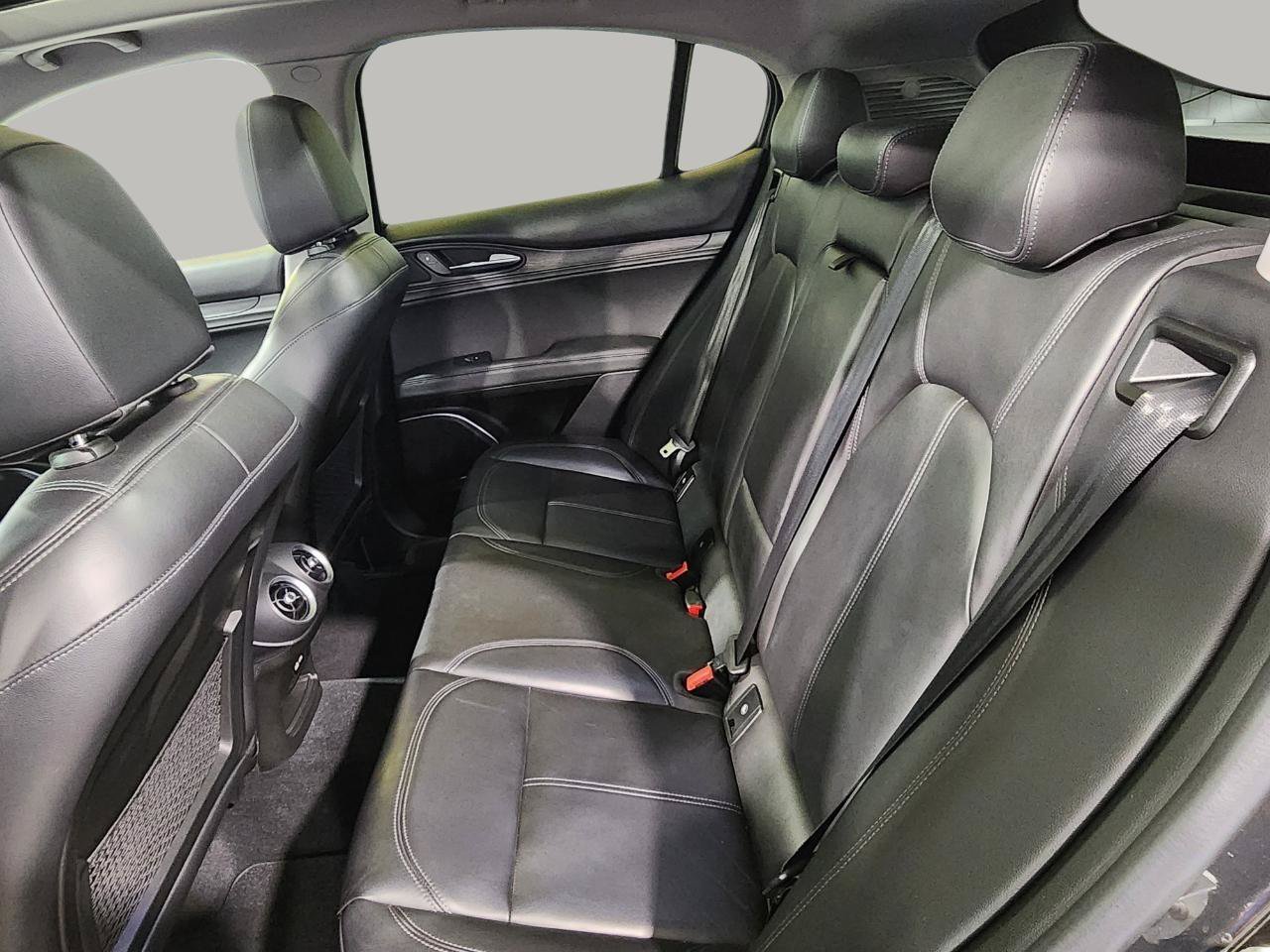 Used 2018 Alfa Romeo Stelvio AWD image 24