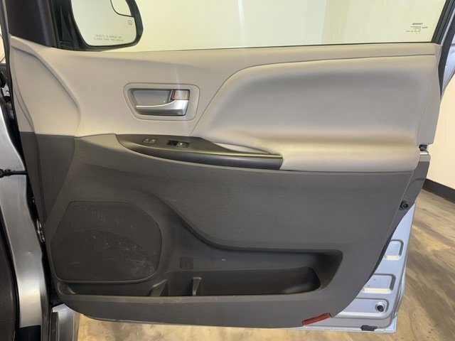 Used 2018 Toyota Sienna LE w/ Carpet Mat Package FWD image 36
