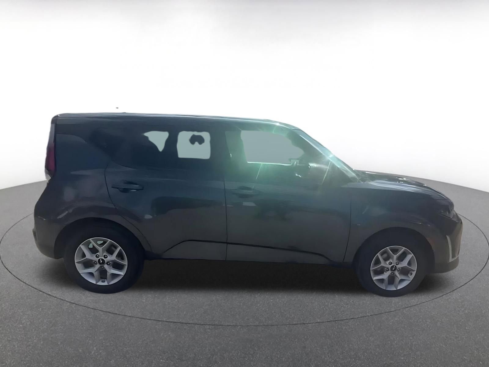 Used 2025 Kia Soul LX w/ LX Technology Package FWD image 14