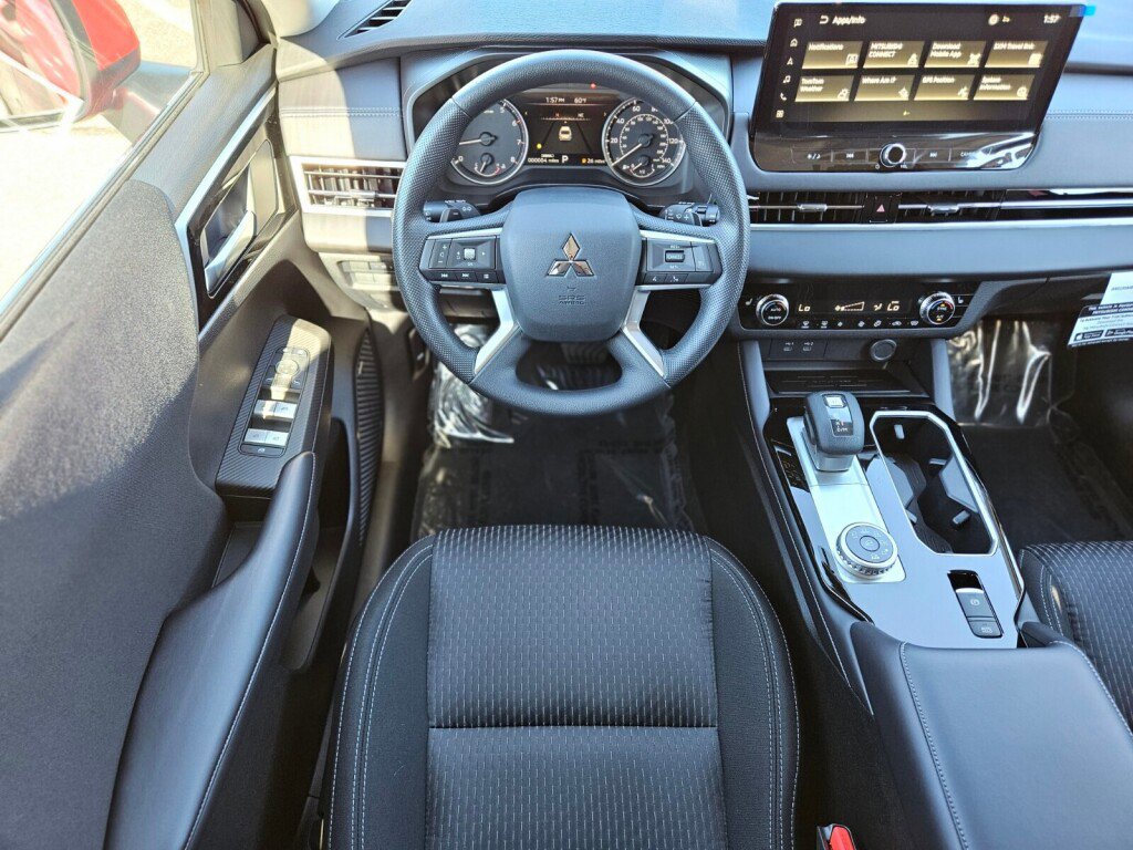New 2025 Mitsubishi Outlander ES image 13