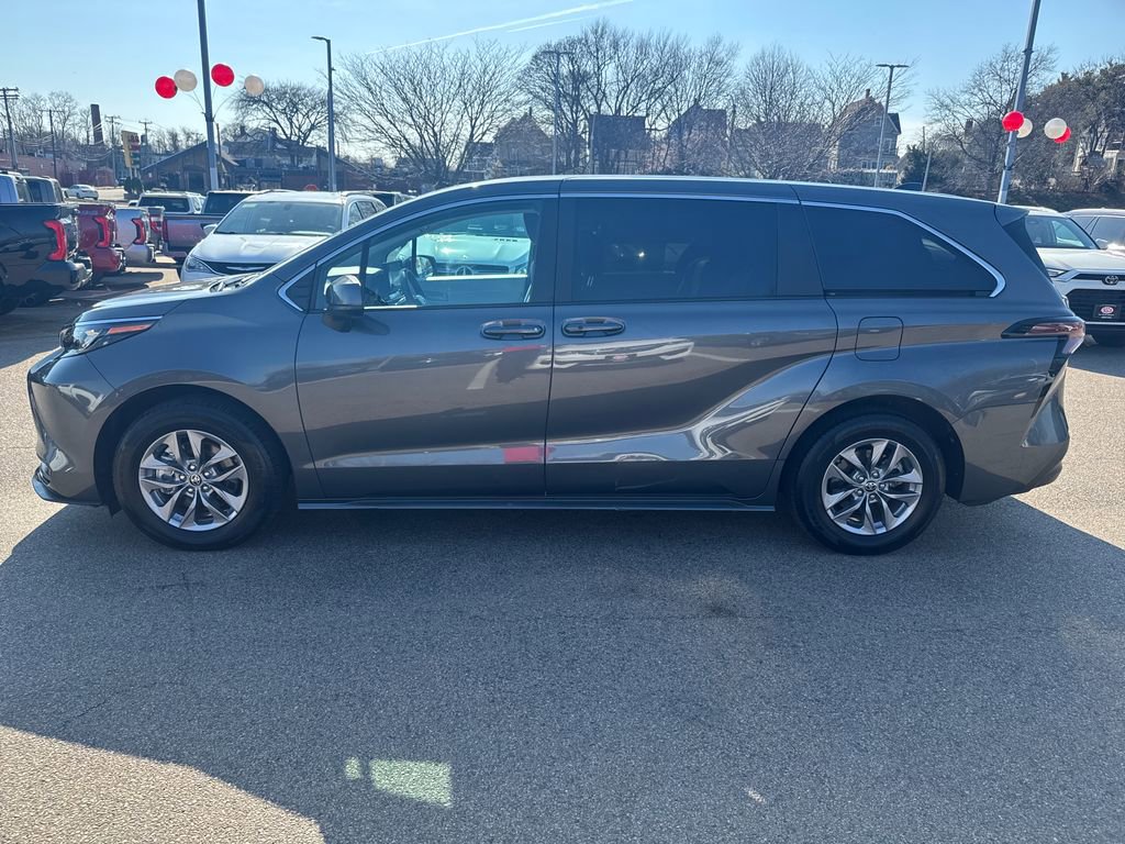 Used 2025 Toyota Sienna LE image 4