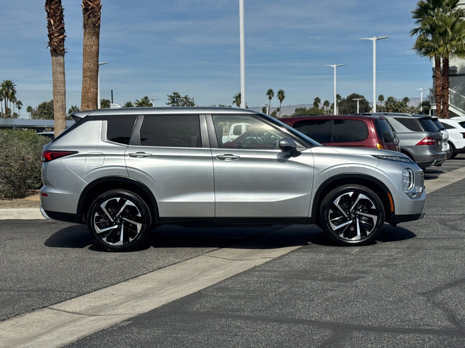 Used 2024 Mitsubishi Outlander SE FWD image 2