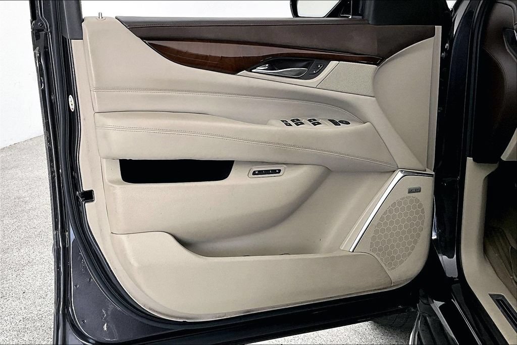 Used 2017 Cadillac Escalade Luxury AWD/4WD image 22