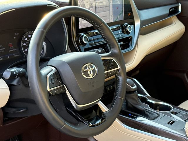 Used 2020 Toyota Highlander Platinum FWD image 16