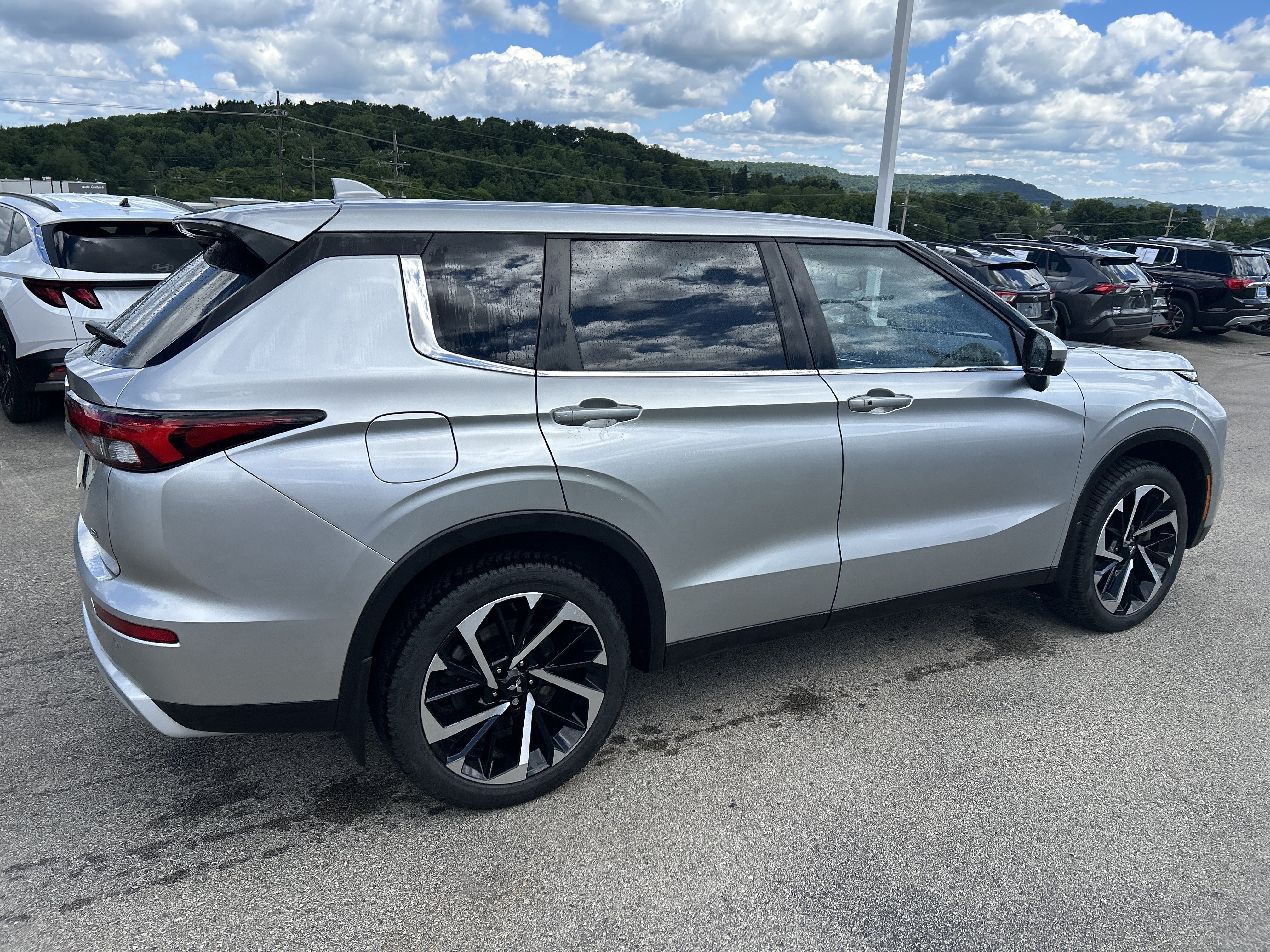 Used 2024 Mitsubishi Outlander SE AWD/4WD image 3