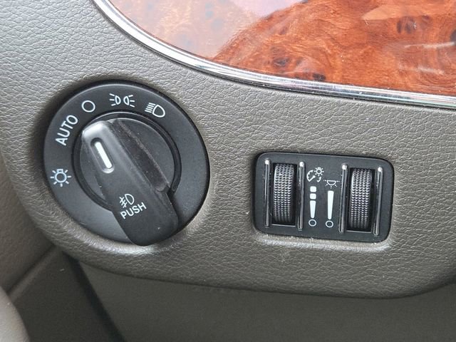 Used 2015 Chrysler Town & Country Touring FWD image 8