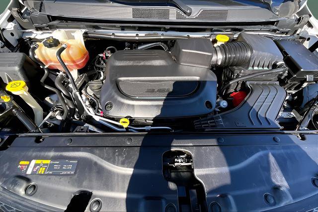 Used 2022 Chrysler Voyager LX image 7