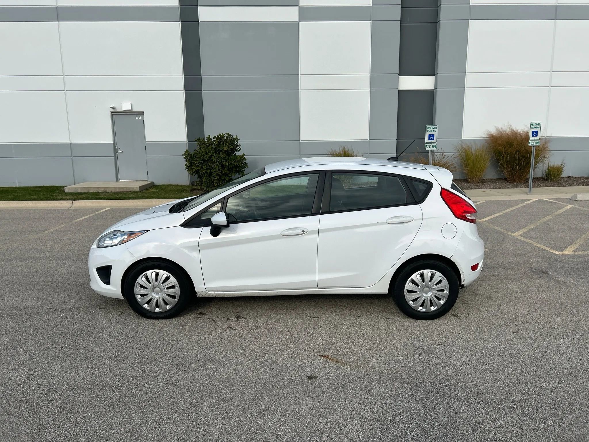 Used 2012 Ford Fiesta SE image 2
