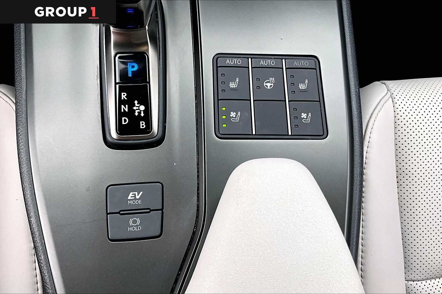 Certified 2025 Lexus UX 300h FWD w/ Accessory Package (Z1) image 33